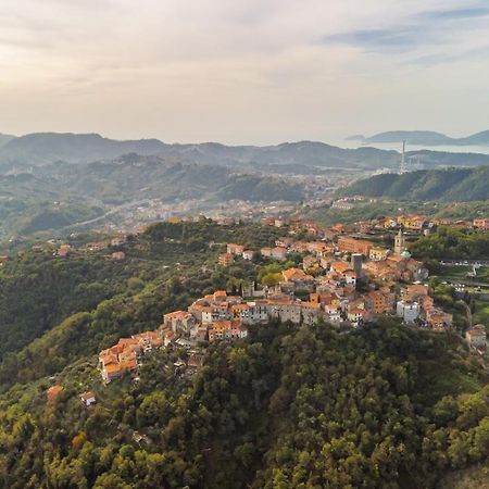 La Luna Nel Castello Vezzano Ligure Bagian luar foto