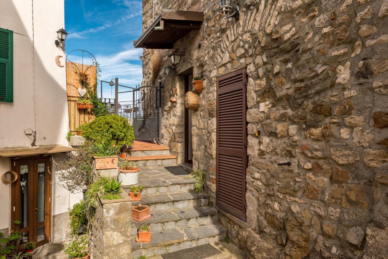 La Luna Nel Castello Vezzano Ligure Bagian luar foto