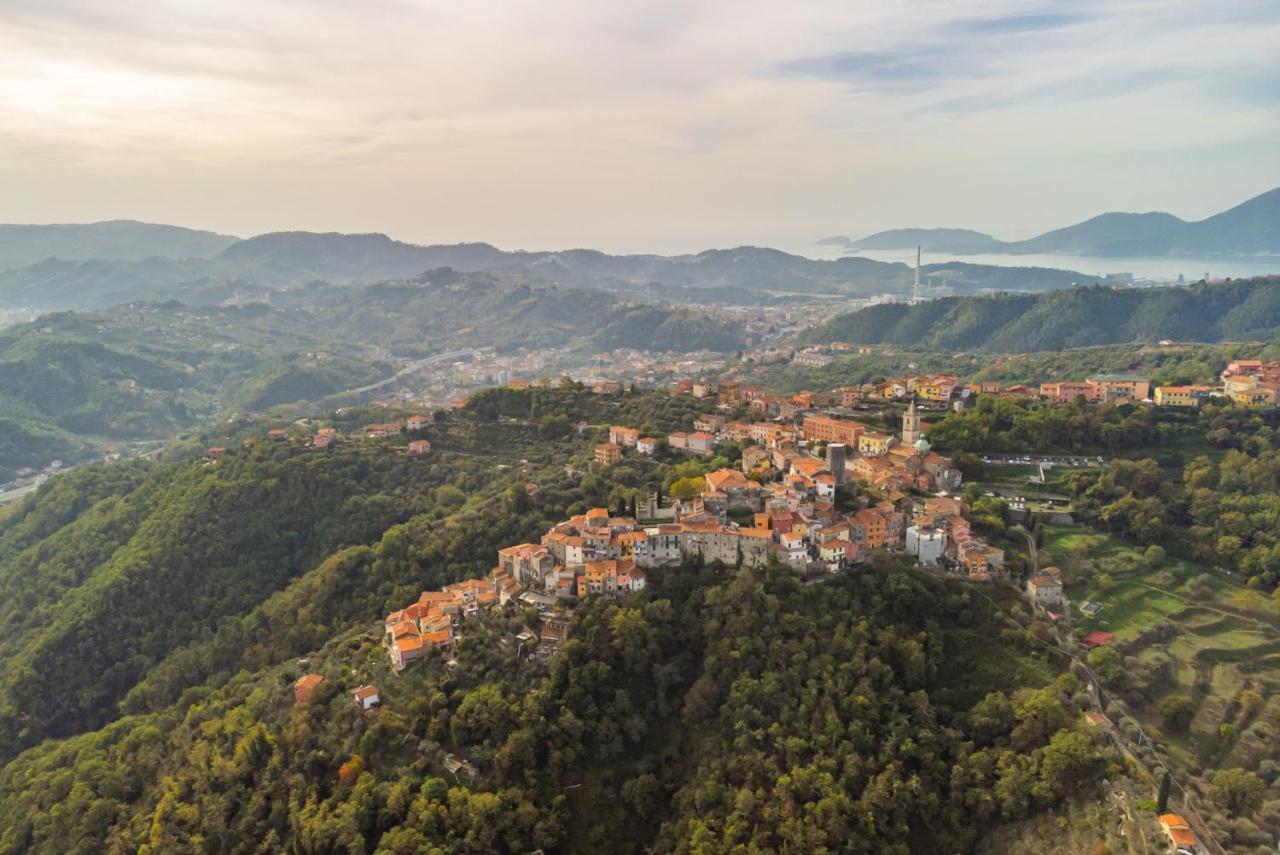 La Luna Nel Castello Vezzano Ligure Bagian luar foto